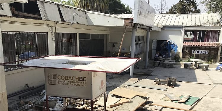 Los lavamanos portátiles ahora lucen el lema de la gobernadora Marina del Pilar Ávila Olmeda, como se aprecia en este modelo ubicado en el Cobach Plantel Ensenada.