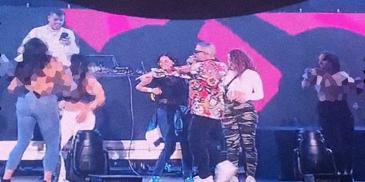 En el evento, Jowell y Randy pidieron a mujeres subir al escenario y quitarse el sostén | Foto: Twitter Flow Fest