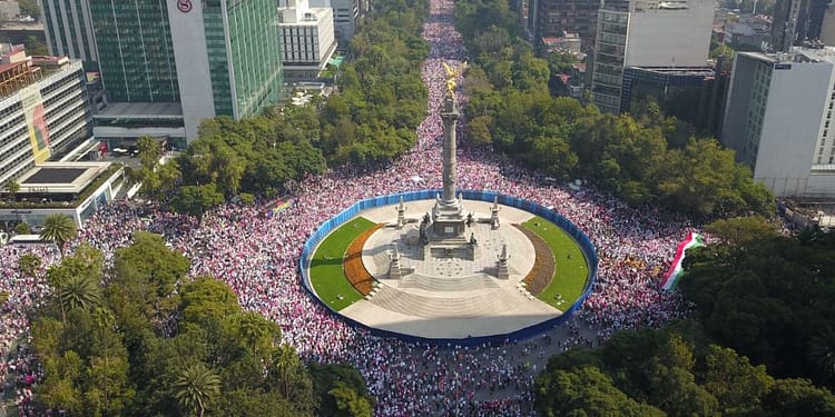 La gente iba vestida de color rosa y blanco, para asemejar los colores del INE, y llevaba pancartas con leyendas como: “El INE no se toca” Foto: Twitter