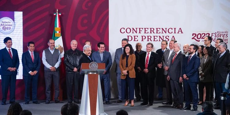 El salario mínimo aumentará 20 por ciento en 2023. A partir del 1 de enero | Foto: AMLO