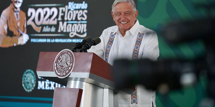 La conferencia matutina de este lunes se realizó en Campeche donde la gobernadora Layda Sansores dio a conocer que habrá una aerolínea nueva | Foto: AMLO