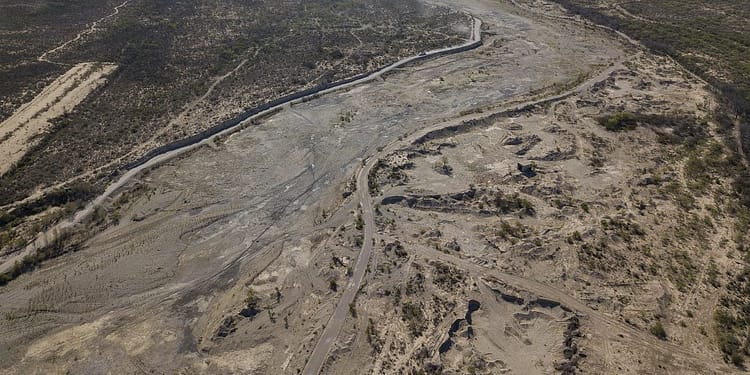 Donde antes había agua, flora y fauna, hoy es un paisaje desértico al que todavía llaman río San Rodrigo. Crédito: Omar Saucedo.