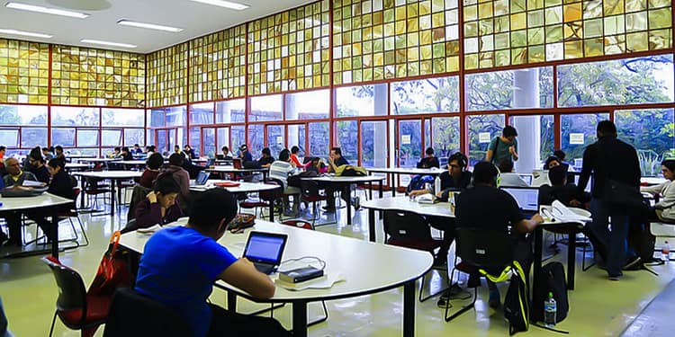 Se desploma el número de titulados por tesis en la UNAM portada