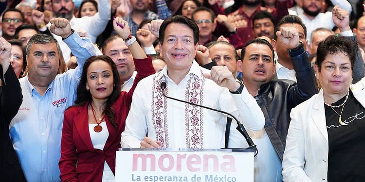 Mario Delgado recibió el documento y se comprometió a que será imparcial sin que intervengan proyectos personales | Foto: Especial