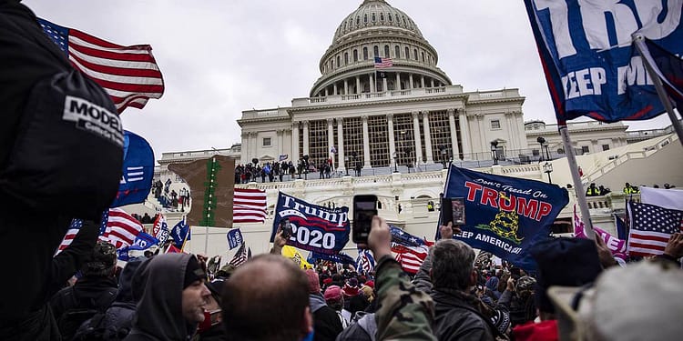 En enero de 2021, EE. UU. fue testigo de su propio acto impactante de violencia política, cuando los partidarios del entonces presidente Donald Trump, a instancias de Trump, irrumpieron en el Capitolio | Foto: Project Syndicate