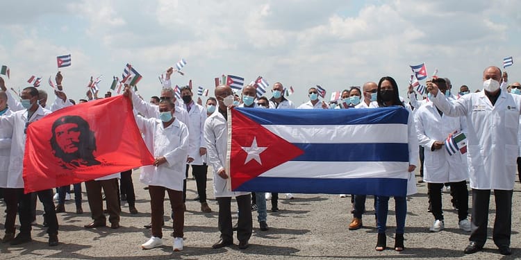 Médicos cubanos han costado a México hasta 100 millones de pesos