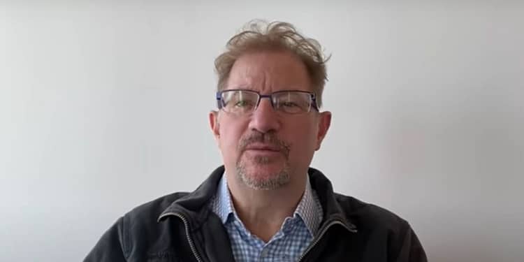 Roemer argumenta que ella ha dañado su honor y patrimonio al referirse a él como agresor sexual en sus redes sociales Foto: Captura de pantalla Youtube