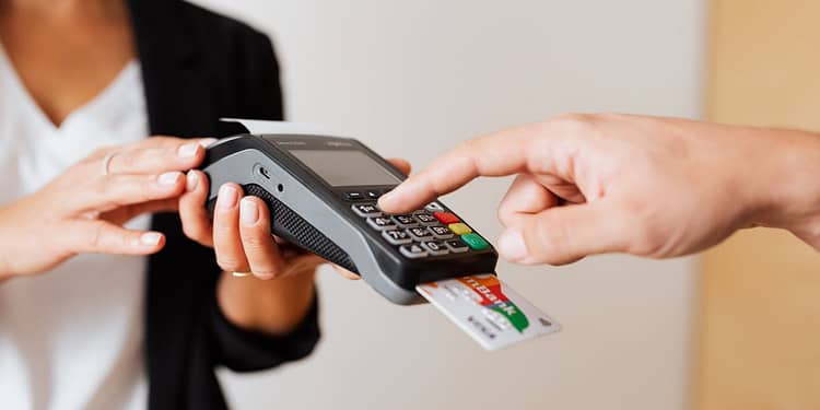 Cada tarjeta de crédito tiene diferentes condiciones dependiendo del banco con el que la tramites / imagen: pexels.com
