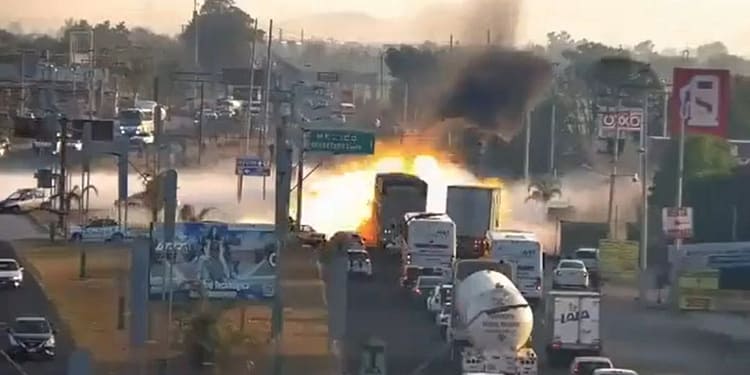 La explosión ocurrió en gasolinera ubicada en la carretera Tula-Tlahuelilpan, a la altura del Colegio de Bachilleres Foto: Captura de pantalla Twitter @AccionCivilMX