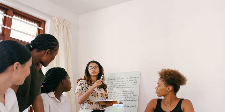 Si tú y tu grupo cercano de amigos quieren convertirse en emprendedores, los financiamientos del FONDESO son una buena opción para empezar a construir su negocio / imagen: pexels.com