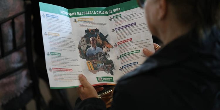 Electorado leyendo las propuestas de Manolo Jiménez.