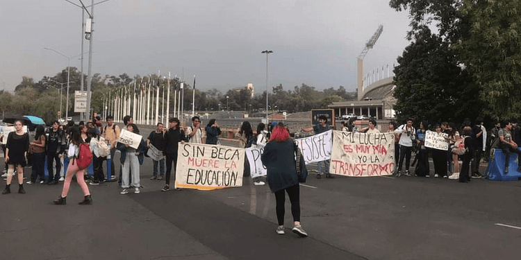 La comunidad de la FCPyS de la UNAM se moviliza y protesta por falta de claridad e información respecto a las Becas Elisa Acuña. Imagen: Comisión de Difusión FCPyS.