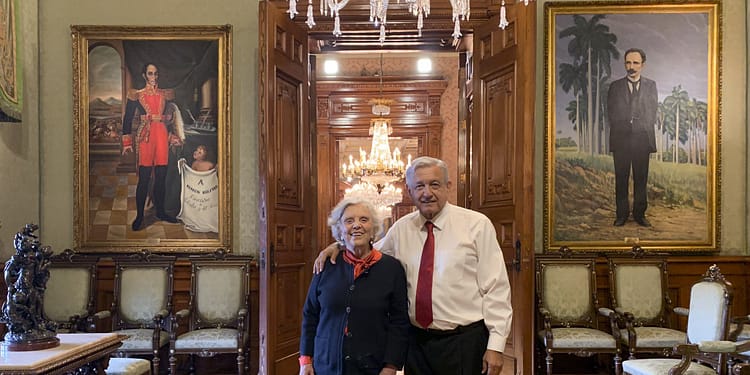 Poniatowska y AMLO en Palacio Nacional.