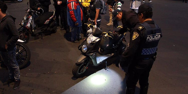 Revisiones de rutina a vehículos y motos durante investigaciones policíacas están permitidas.