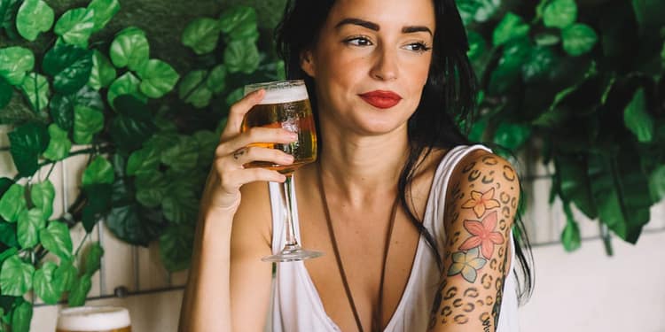 Se-puede-fumar-y-tomar-después-de-un-tatuaje