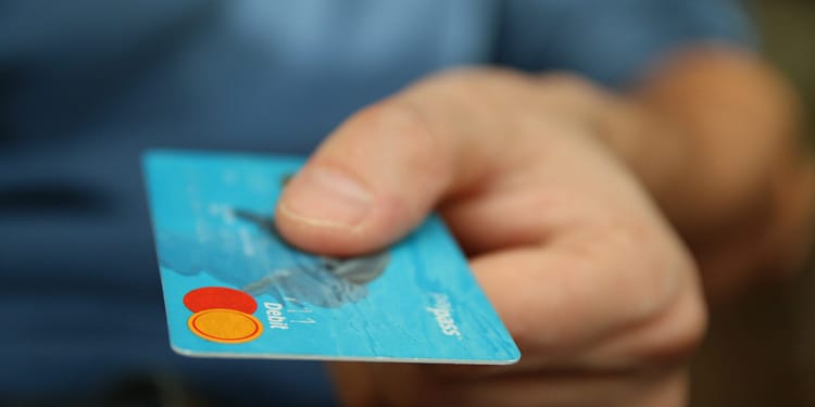 Cobró de comisiones por pagar en tarjeta muy pronto podría tener una sanción legal.