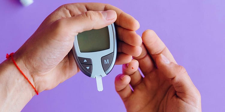 ¿Tu médico te recomendó adquirir un glucómetro? Si no sabes qué es ni cómo se utiliza, la siguiente información te será de utilidad.