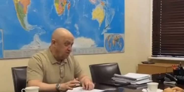 Yevgeny Prigozhin, jefe de la empresa militar privada Wagner Group, está intensificando sus ataques públicos contra el ejército ruso. Foto: Captura de pantalla.