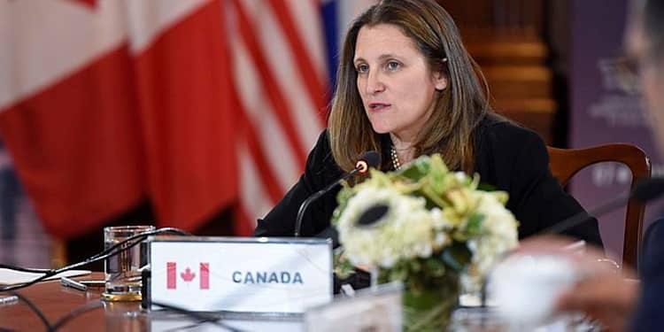 Canadá anunció que congelaba todos sus vínculos con el Banco Asiático de Inversión en Infraestructuras, un prestamista multilateral creado por China. Según la ministra de Finanzas de Canadá, Chrystia Freeland, la decisión responde a las acusaciones de que el gobierno chino ha llenado la institución de funcionarios del Partido Comunista de China que "operan como una policía secreta interna". Foto: Wikimedia.