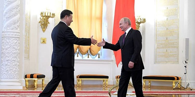 La asociación «sin límites» de Xi con Putin se está convirtiendo rápidamente en un lastre militar para China. Foto: Wikimedia.
