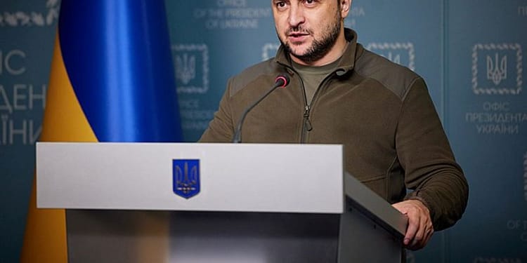 La promesa de los líderes de la OTAN de cursar una invitación oficial a Ucrania "cuando los Aliados estén de acuerdo y se cumplan las condiciones" fue algo nebulosa, y Zelensky, enfadado por la ambigüedad, criticó la postura occidental como "sin precedentes y absurda". Foto: Wikimedia.