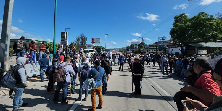 Pobladores de los municipios de Chilpancingo cierran la Autopista del Sol.
Imagen: En Serio Noticias Guerrero.