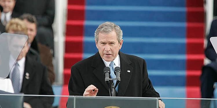La decisión de la administración Bush de invadir Irak, un país soberano, ante la feroz oposición internacional y sin la aprobación del Consejo de Seguridad de la ONU. Al hacerlo, Estados Unidos dañó gravemente su propia credibilidad. Foto: Wikimedia.