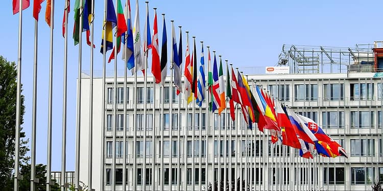 El sello distintivo de cualquier democracia en sociedades profundamente desiguales son las instituciones diseñadas para evitar la reducción de toda interacción humana en las relaciones de poder. Foto: Pixabay.