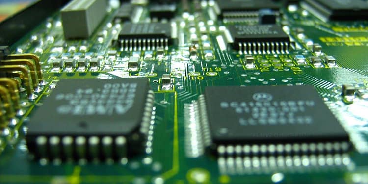 Dividir el mercado mundial de la tecnología y la innovación en dos categorías distintas -una con fines de defensa y otra que englobe todo lo demás- podría distorsionar los incentivos para el desarrollo tecnológico. Foto: Pixabay.