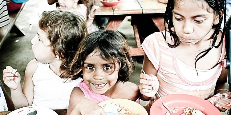 Para mejorar los resultados de aprendizaje hay que entender mejor las  realidades de la vida escolar  de los niños pobres, que igual que todos, tanto más aprenderán cuando no padezcan hambre, enfermedad y violencia. Foto: Pixabay.