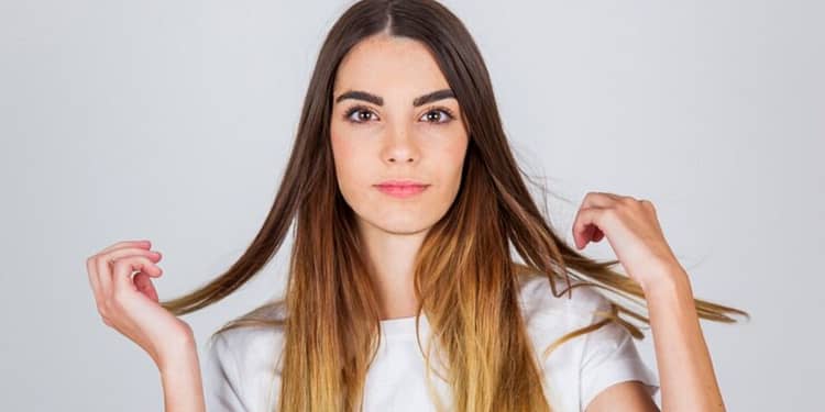¿Alguna vez te has preguntado cómo se llama la raya que divide el cabello? Aquí te compartimos la información | Foto: Freepik.