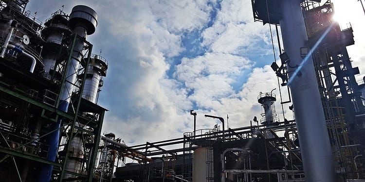 Rusia está ganando muchísimo dinero con sus ventas de petróleo y utiliza esos ingresos para comprar tanques, pagar soldados y mantener la guerra fuera de la mente de los ciudadanos rusos comunes y corrientes. Foto: Pixabay.