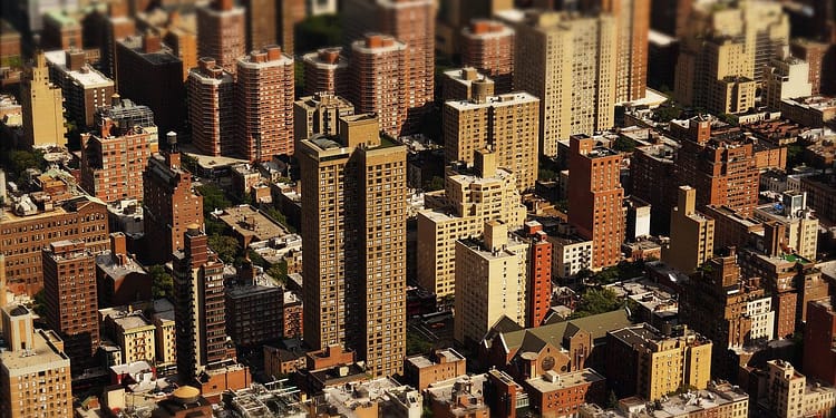 Ahora que la población total de China se está reduciendo, especialmente la cohorte en edad de comprar una vivienda, el colapso del dique inmobiliario parece inevitable. La forma en que colapse y con qué rapidez afectará profundamente la posición socioeconómica de China y la geopolítica global en las próximas décadas. Foto: Pixabay.