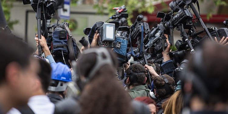 Hasta ahora el papel de los medios públicos en la contienda por la percepción pública ha sido marginal, por su contenido, alcance y cobertura. Sin embargo, en los últimos años son los que más se han reinventado y cada día adquieren mayor relevancia en la contienda por la percepción pública, pues cuentan, igual que los medios tradicionales, con las redes sociales como nuevos canales de distribución de contenidos que amplifican su alcance, cobertura e influencia. Foto: Pixabay.