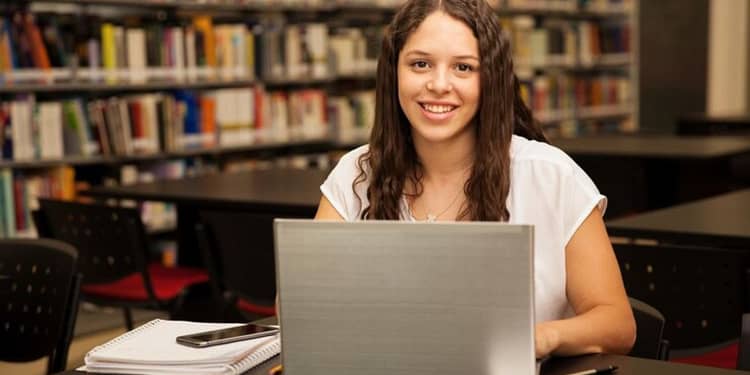Te explicamos cómo obtener tu folio UV 2024 y cómo recuperarlo para presentar el examen de admisión a la Universidad Veracruzana | Foto: Freepik.