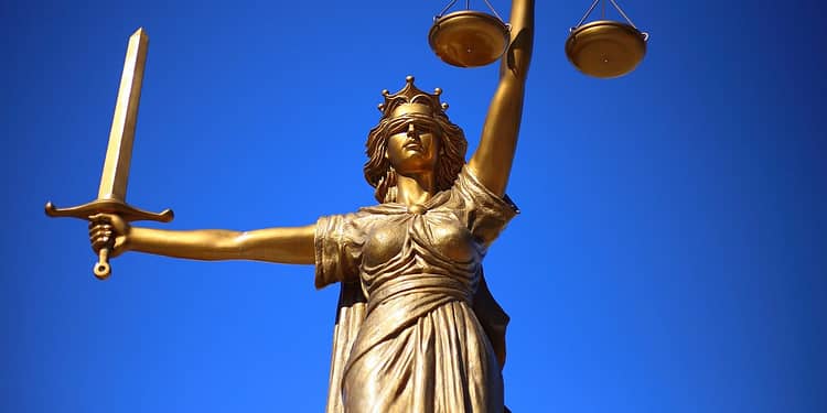 Para sobrevivir a este período de ataques populistas al orden democrático, los tribunales tendrán que abrazar el papel que les corresponde como árbitros de la justicia. Saben que sus decisiones no pueden depender de los caprichos emocionales de un Trump o un Boris Johnson, sino que deben guiarse por la razón, los precedentes y el derecho. Foto: Pixabay.