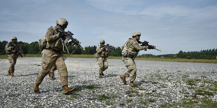 Para que Ucrania pueda seguir defendiéndose –y tener posibilidades de ganar la guerra– Estados Unidos y Europa deben proporcionar más armas y apoyo, incluida cobertura aérea. Lo más importante es que no deben olvidar que Ucrania está luchando por valores occidentales compartidos. Foto: Pixabay.