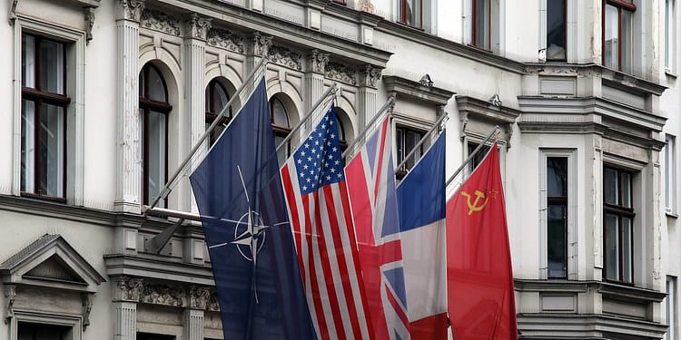 Los estadounidenses deben comprender que la OTAN no es sólo un mecanismo para proteger a los aliados; es una parte esencial de una estrategia integral que promueva sus propios intereses y sostenga la posición de liderazgo global de su país. Estados Unidos no ganaría nada con retirarse de la alianza transatlántica. Foto: Pixabay.