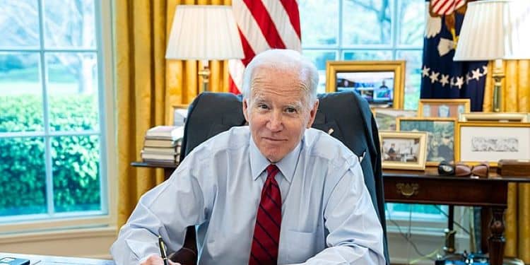 Trump y Biden tienen ideas muy diferentes sobre la clase de sociedad que tenemos que crear. En un caso, se impondrán la deshonestidad, la explotación socialmente destructiva y el rentismo, la confianza de la ciudadanía se seguirá derrumbando y triunfarán el materialismo y la codicia; en el otro, funcionarios electos y empleados públicos trabajarán de buena fe por una sociedad más creativa, sana, con base en el conocimiento, la confianza y la honestidad. Foto: Wikimedia.