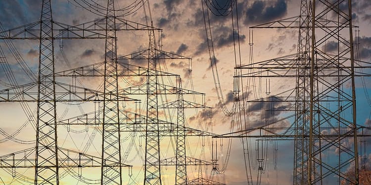 Para afrontar estos desafíos, los tres componentes del sistema eléctrico deben integrarse en las llamadas redes inteligentes, que son gestionadas por sistemas digitales y, cada vez más, por IA. Foto: Pixabay.