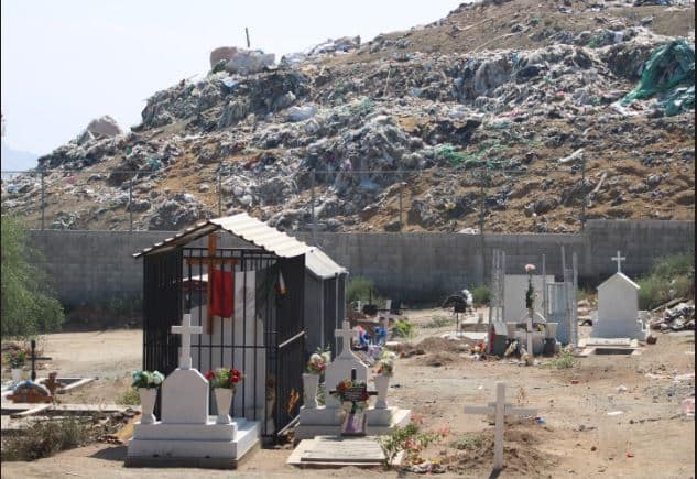 Al no contar con una zona de amortiguamiento y un manejo adecuado, la basura se dispersa hacia las viviendas, escuelas, panteones y edificios de gobierno aledaños al basurero municipal. Foto: Tanhia Barrios