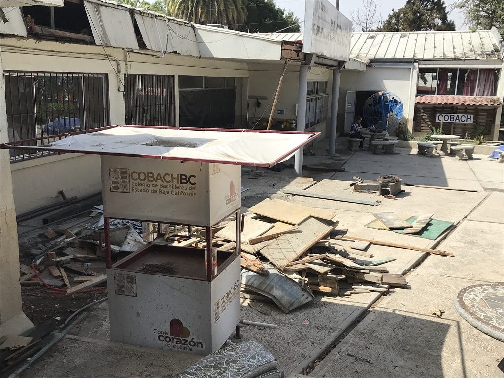Los lavamanos portátiles ahora lucen el lema de la gobernadora Marina del Pilar Ávila Olmeda, como se aprecia en este modelo ubicado en el Cobach Plantel Ensenada. 