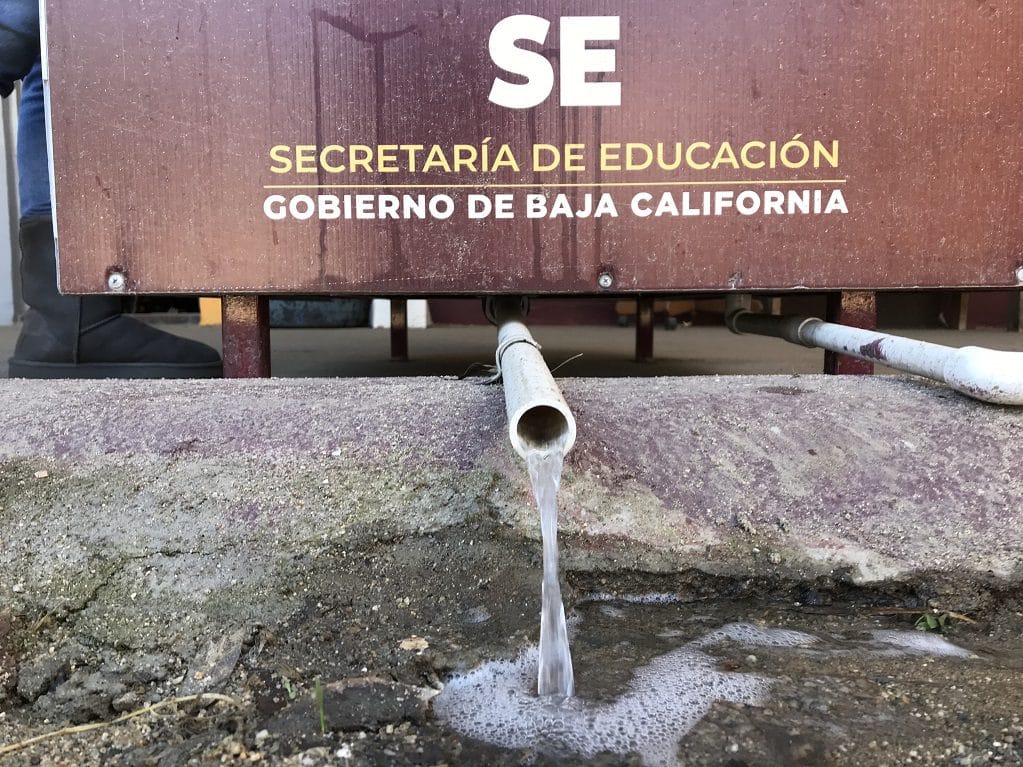 Al no estar conectados los lavamanos al drenaje, se opta por tirar el agua en la tierra o plantas, como se aprecia en la secundaria “Héctor A. Migoni Fontes”. Crédito: Benjamín Pacheco López.