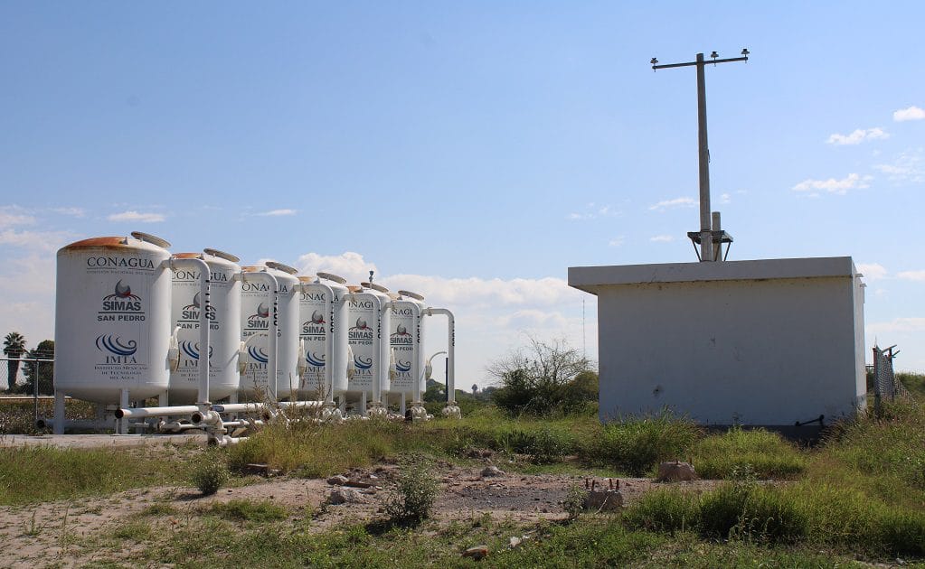 Los filtros instalados en los pozos de San Pedro de las Colonias, Coahuila nunca fueron conectados. Hoy lucen deteriorados y pueden observarse regados los materiales que servirían para la remoción del arsénico. Crédito: Luis Alberto López
