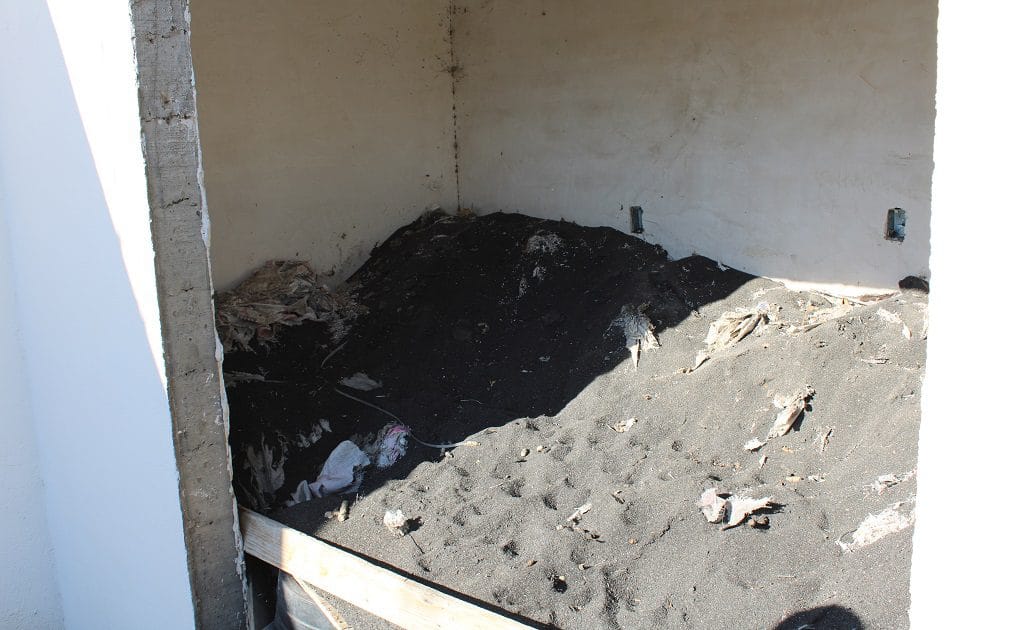 Los materiales para la remoción del arsénico se han mezclado con la basura y han quedado inservibles sin haberse utilizado ni una sola vez. Crédito: Luis Alberto López
