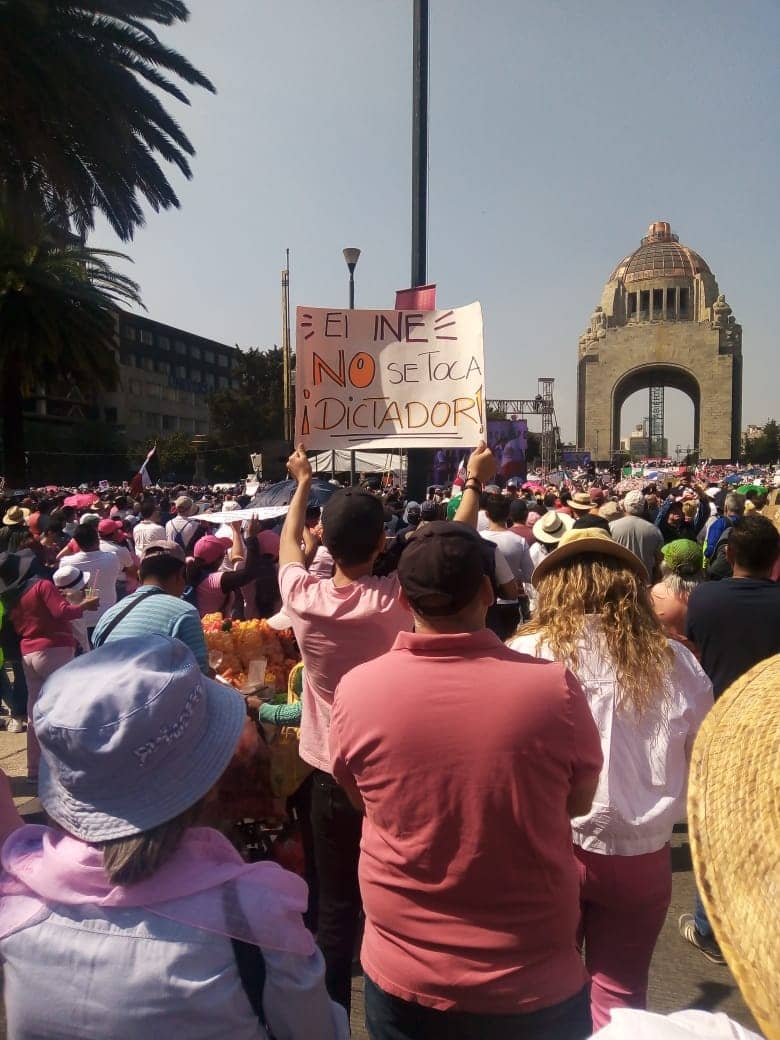 Los asistentes a la marcha llevaban pancartas para expresar su apoyo al INE Foto: Twitter