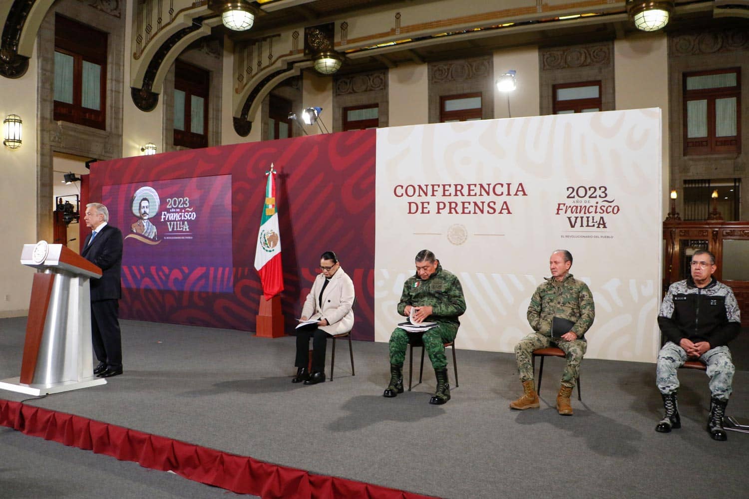 También defendió a la ministra Yasmín Esquivel y aseguró que el tema del plagio se dio a conocer por la elección en la Corte | Foto: AMLO