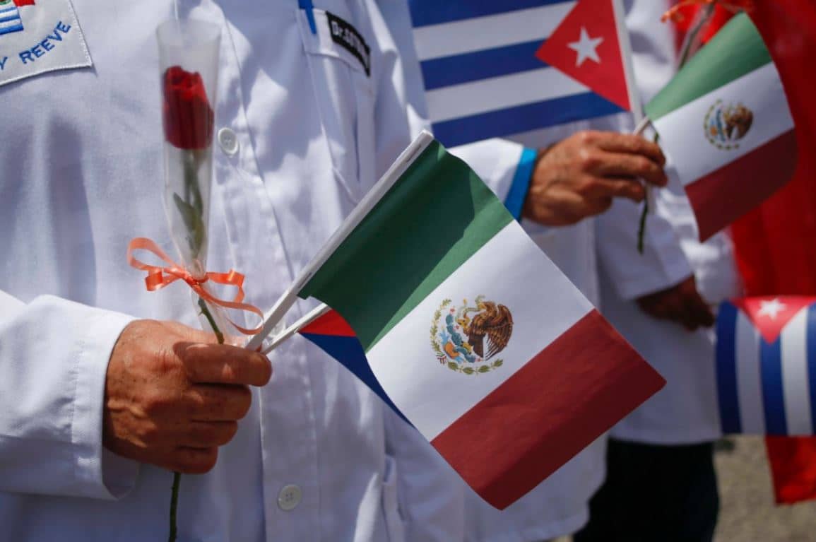 Médicos cubanos le cuestan al IMSS más de 20 millones al mes 654