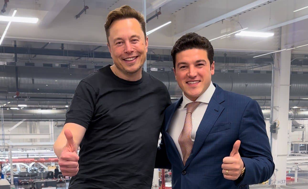El gobernador de Nuevo León, Samuel García, se reunió con Elon Musk en Austin TX para el anuncio oficial. FOTO: twitter.com/@samuel_garcia