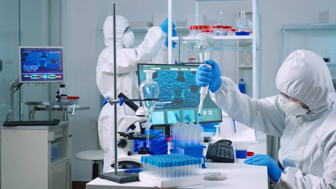 Según se informa, la teoría de que el COVID-19 surgió de un laboratorio es igual de válida que la que sugiere que tiene origen animal. FOTO: freepik.es/dcstudio